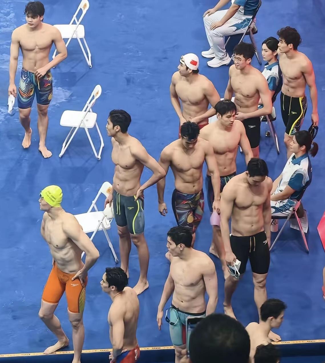 要是国足的十一个人有他们这样的身材和肌肉，那中国足球就要腾飞了。嘿，不如让国足球