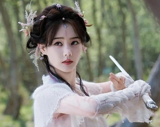 李一桐金枝首套妆造宋韵风骨一眼入心！李一桐这套造型堪称宋代美学教科书，高挽发髻