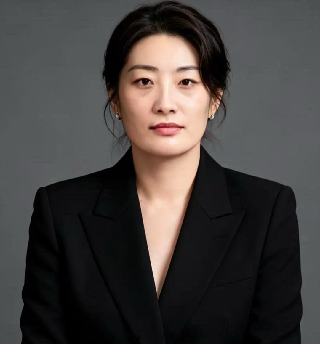 果然姜还是老的辣。我问我妈:"为什么宗馥莉宁愿把18亿资产冻结，也不愿意把利息分