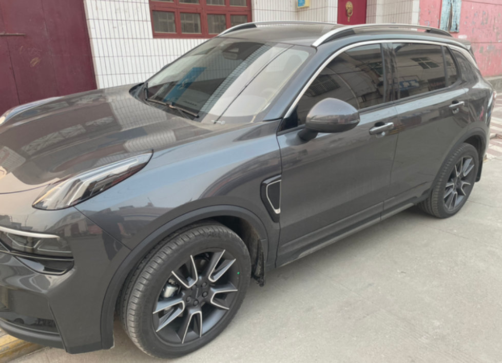 灰蛤蟆2000KM用车感受空间表现因为有小孩，所以对空间还是比较在意的。后排