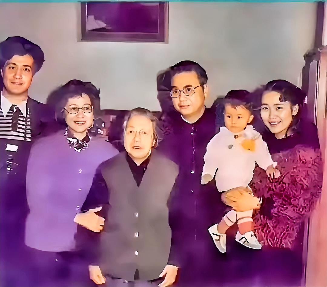1986年，李同志与夫人朱琳携家人来到中南海西花厅，专程探望邓颖超同志，会面结束