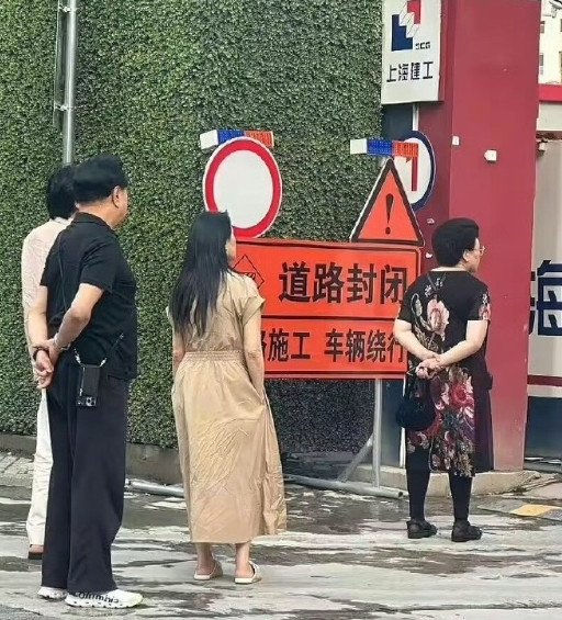 秦昊伊能静夫妻俩查看新房施工进度。两位好低调，松弛感拉满。