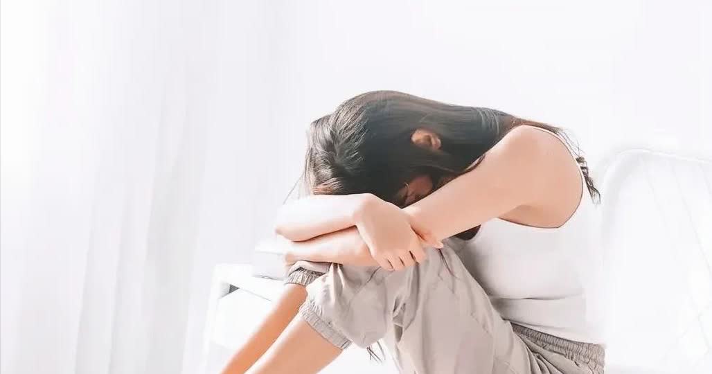 这乱来的代价太大了！广东一男子，发现妻子和他人去了宾馆开房，他跟在后面，把两人堵