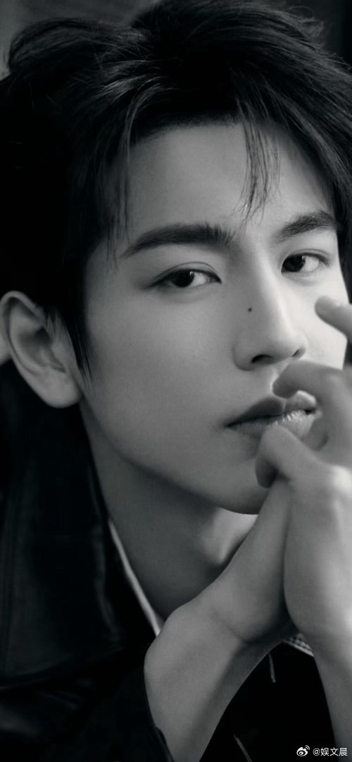 张凌赫给曾庆杰问不会了真的被张凌赫爽到！当面追问曾庆杰拍谁需要清场，一句话让对方