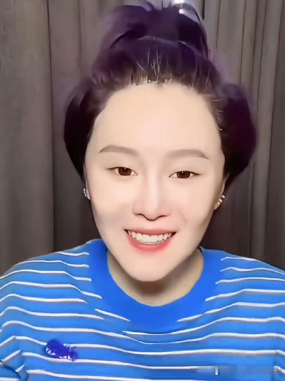 球球在直播的时候有人问：“你还有个姐姐吗”？球球爽快的回答说：“当然有啊，姐姐是