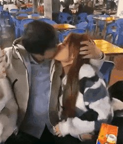 这男人牛啊，想不明白他有什么吸引人的地方
