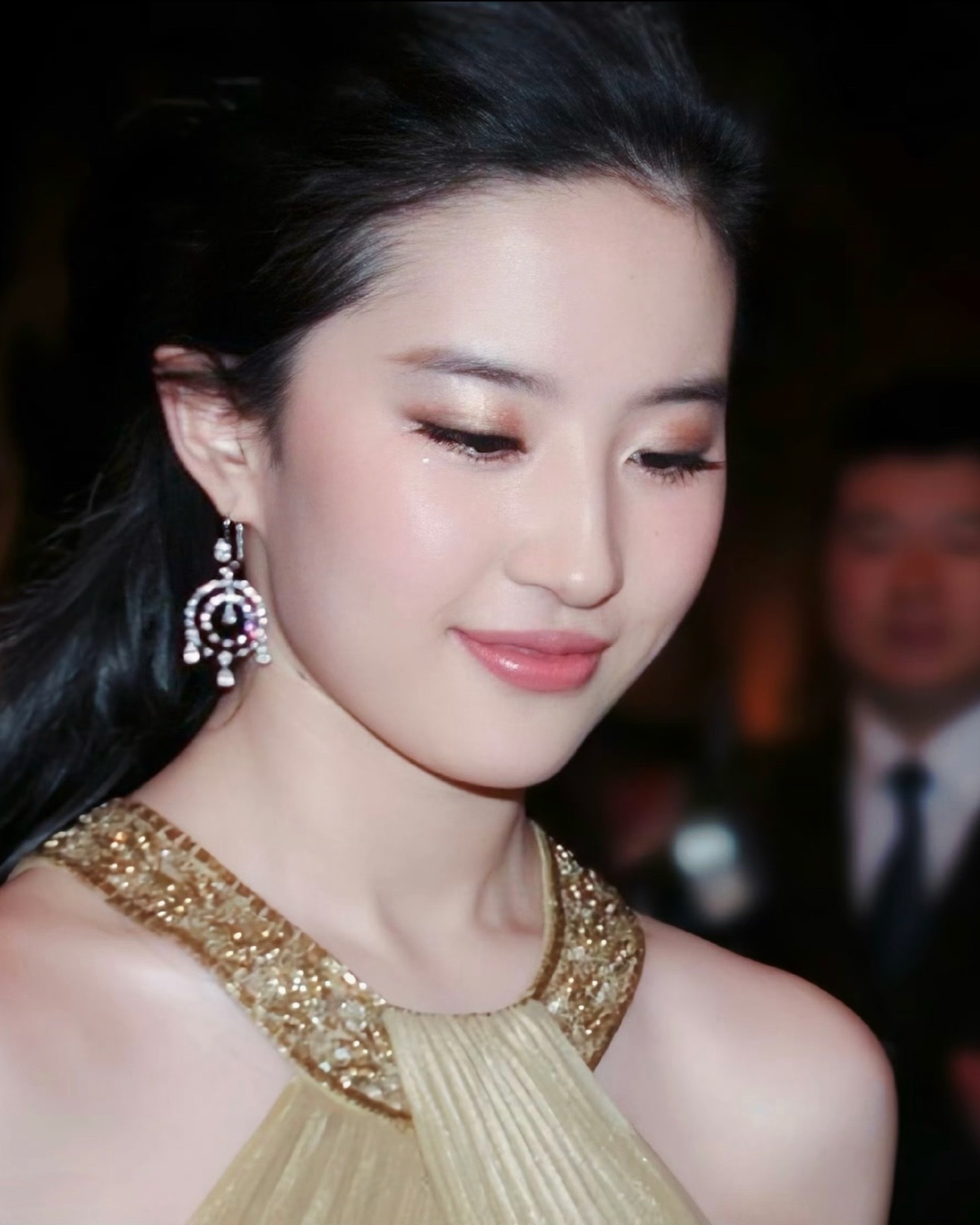 芭比波朗给刘亦菲搭的金色礼服…贵不可言，想到16年前这套了…​​​