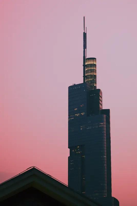 【南京男员工85天出差“赚差价”被开除，法院判决引发热议！】近日，一起看似普