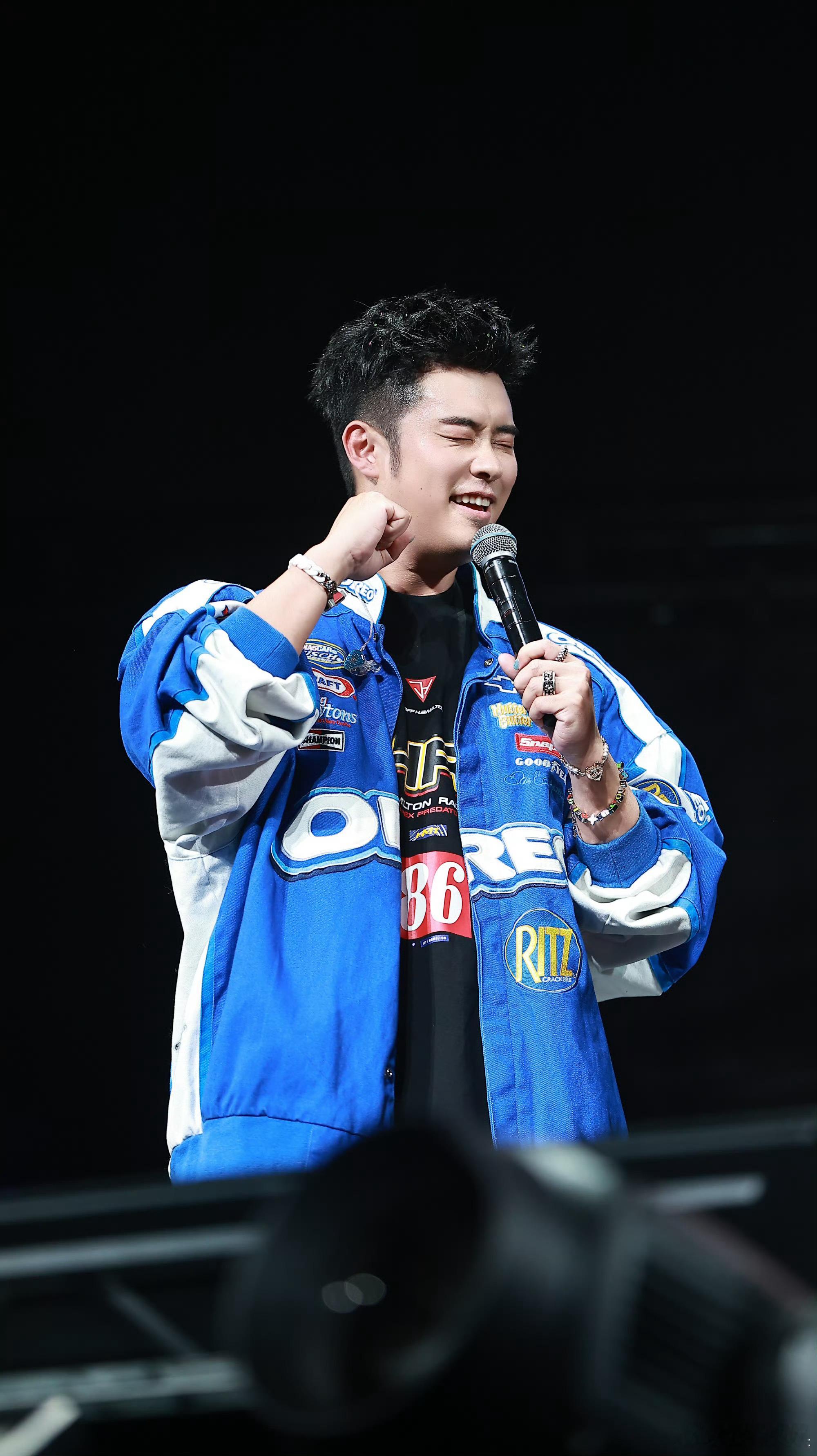 陈赫要给粉丝报销演唱会门票下次演唱会举牌清单+1！陈赫在鹿晗演唱会上看到粉丝举