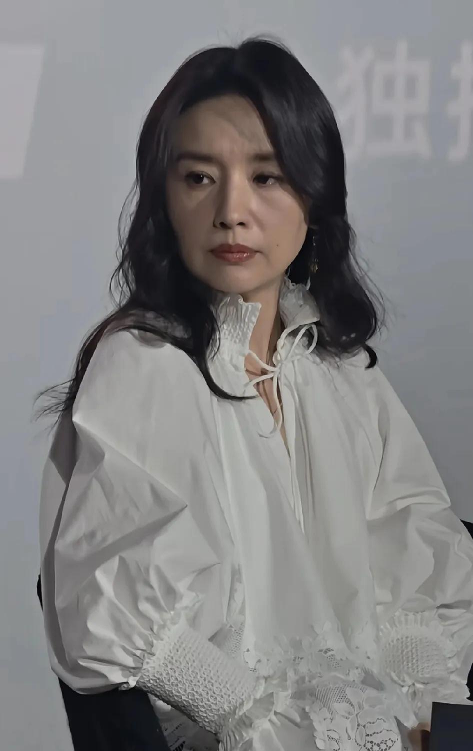 董洁就是书香世家出生的吧，不然就是看看很多书，她有腹有诗书气自华的感觉。原相机