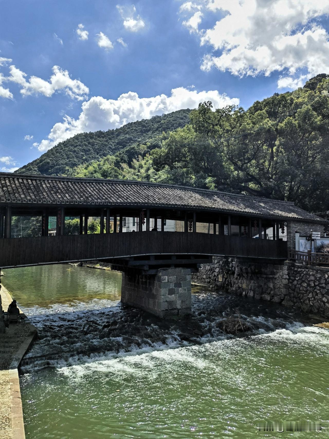 打卡奉化棠岙村之桥漫步棠岙村，溪流纵横间最引人入胜的，是那些承载着浓厚乡愁的