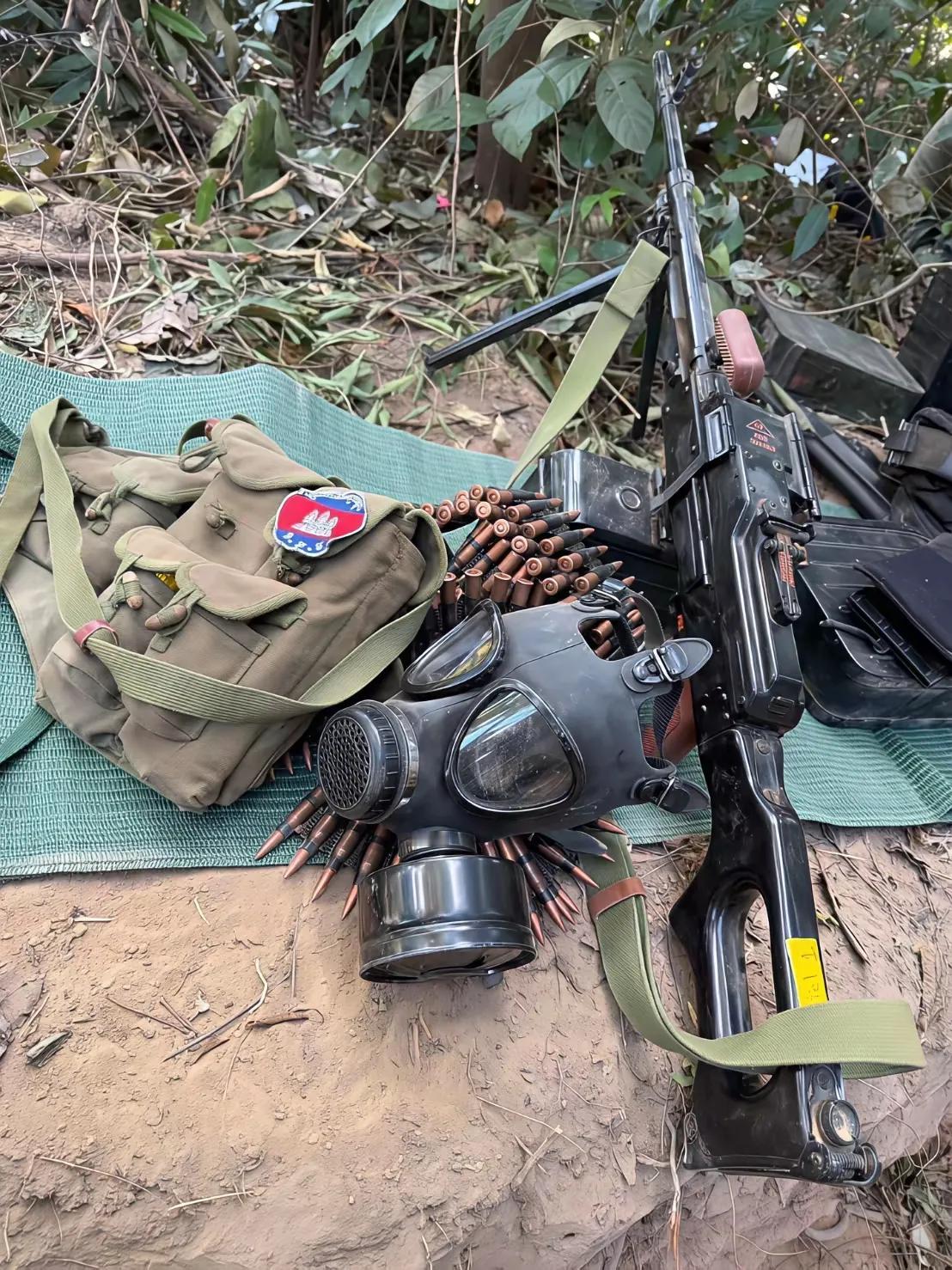 刚才刷到的一张图片，所述是泰国士兵战斗中缴获柬埔寨士兵装备，包括80式通用机枪以