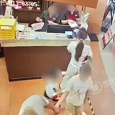 一大早看得我血压都上来了，小男孩跑步过程中不小心碰了女子的屁股，女的就不依不饶，直接抓住小男孩的衣服