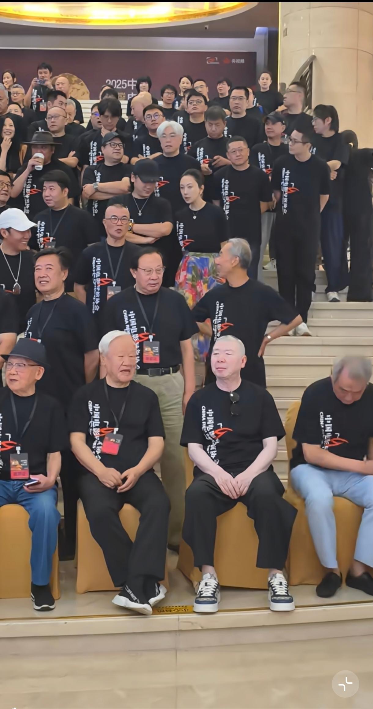 冯小刚隔壁是谢飞导演（谢觉哉的儿子），老中青三代导演大集合，艺术来源于生活，要记