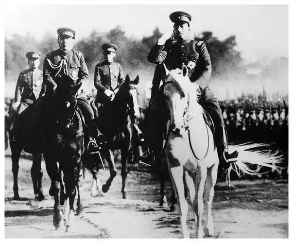 现在日本人开始骂他祖宗了。9.18事变后，日本占领了中国东北，想当时如果不贪心，