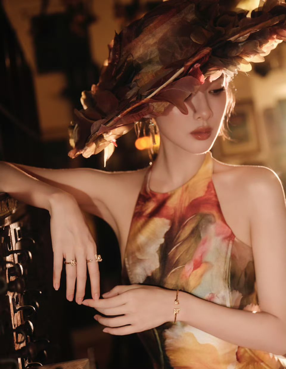 孟子义复古油画里的摩登女郎，生动明艳的具象化啊！