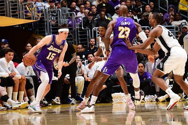 去年湖人最好的阵容是，浓眉+老詹+DFS+八村+里弗斯，范德彪，海斯，老小，8人