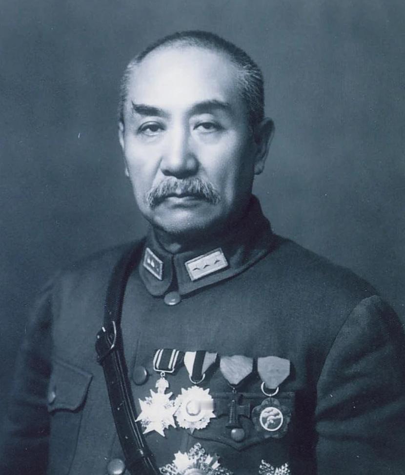 1949年，太原解放前，10个特务刚杀了一批地下党员，正在喝酒庆祝。可特务不知道