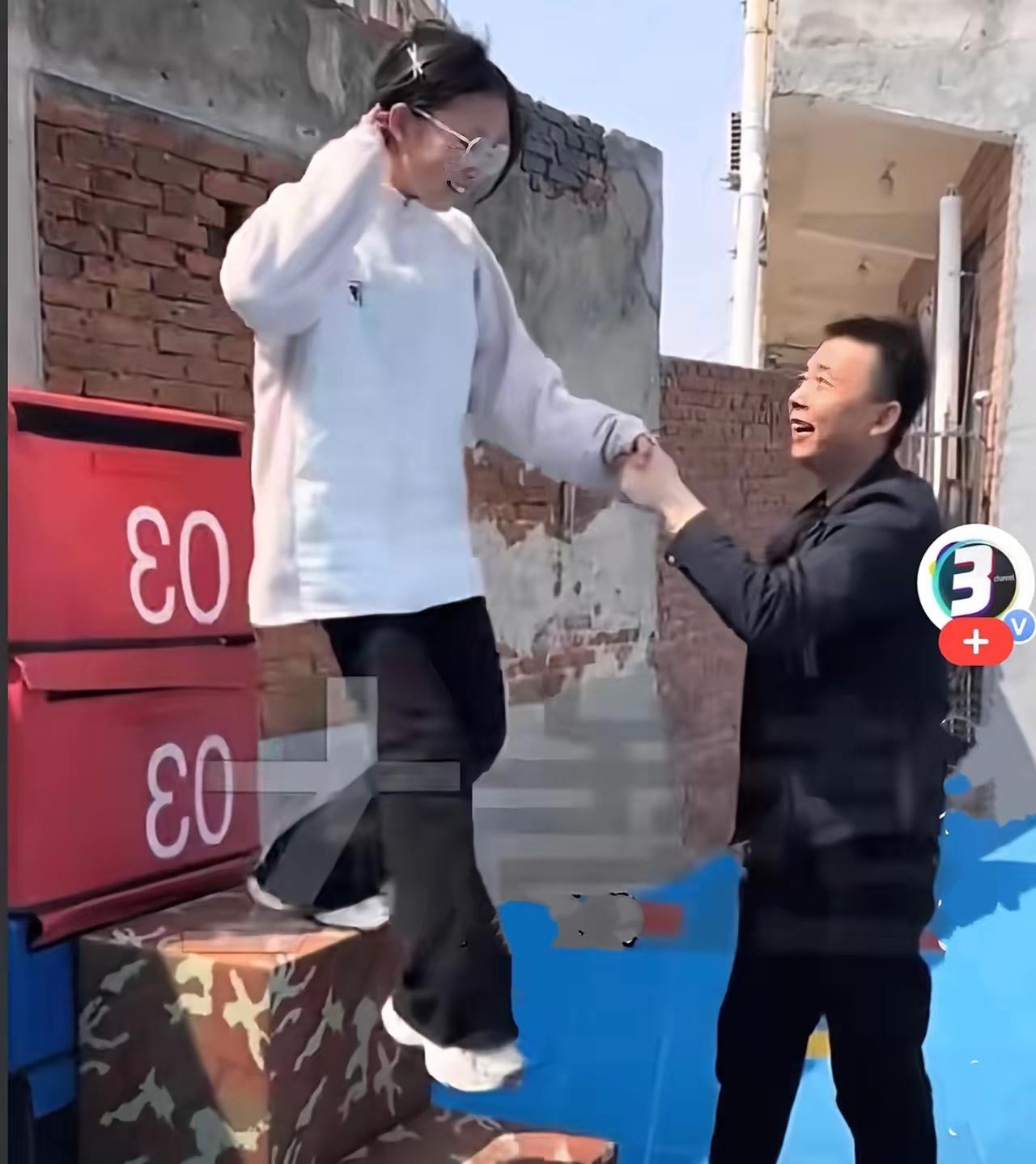 近日，河北一位校长，他让女学生站在楼梯阶上，说“你拽我上去”，女生自然拽不动，可