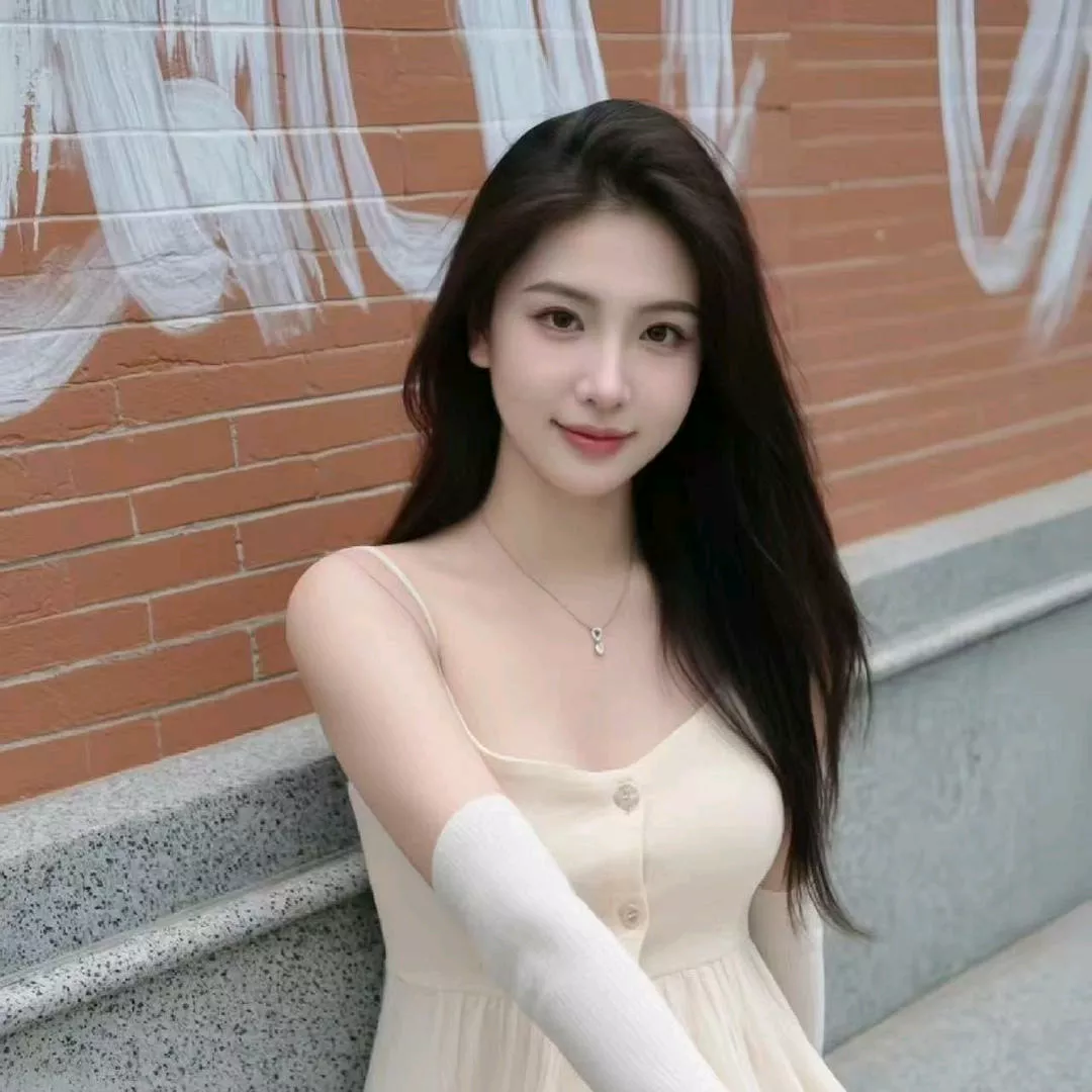 温柔甜美的少女，阳光下的美好瞬间。