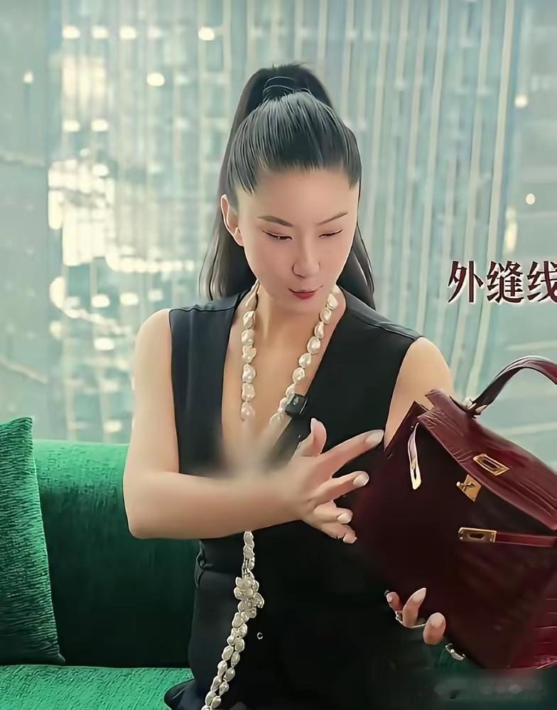 coco永远扎着高马尾把头发勒紧，这样眼尾上提脸部紧致，就没有人能看出她41岁。
