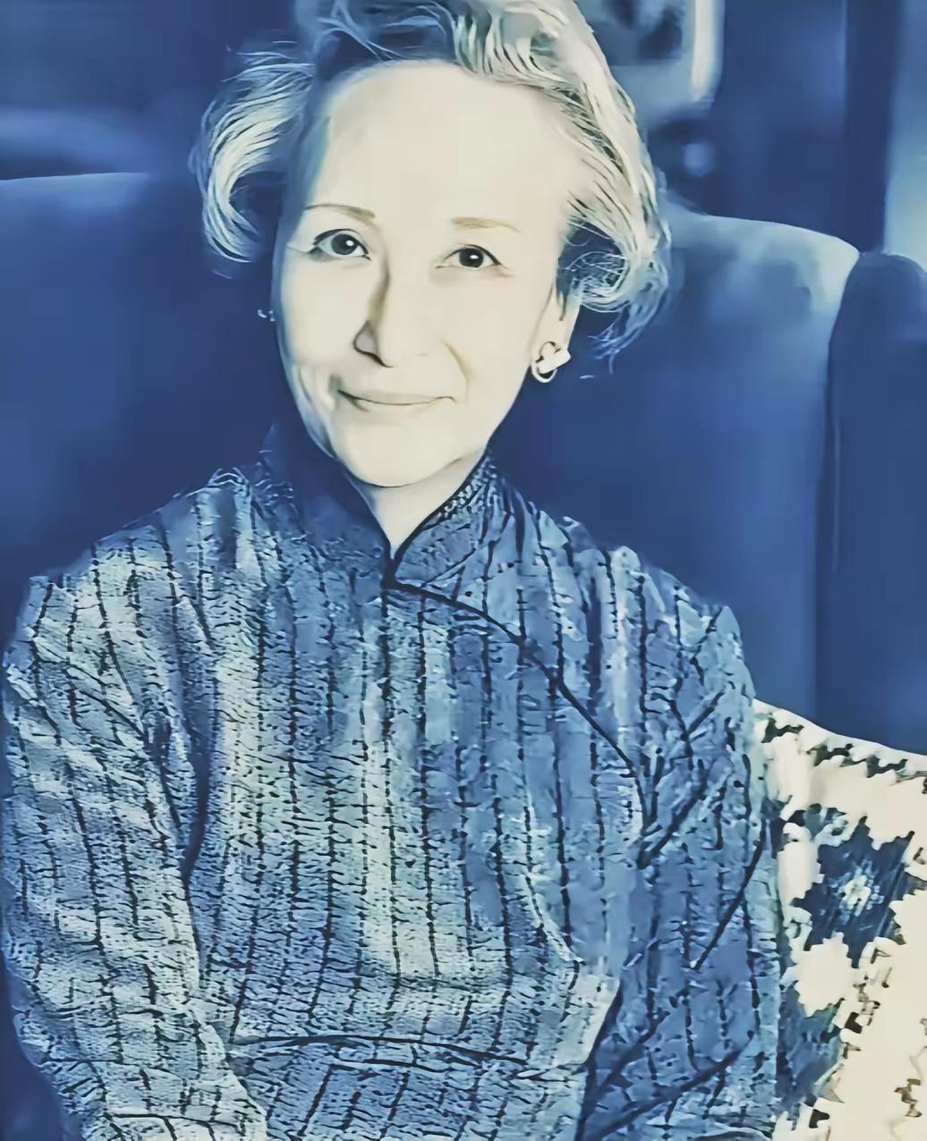 1973年，58岁的郑念拒绝出狱，她需要一个道歉。突然，暴跳如雷的监狱长，狠狠地