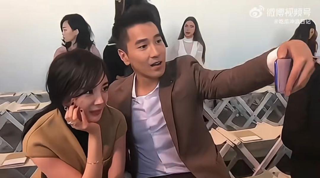 笑不活了！杨幂嫌弃董璇拍照的表情也太真实了，满脸写着“这拍的啥玩意儿”，隔着屏幕