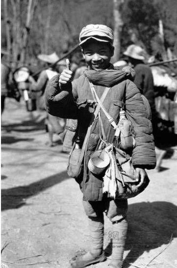 这张小兵的照片，还蛮复杂的。蒋介石最见不得自己队伍里有娃娃兵，这张照片出来