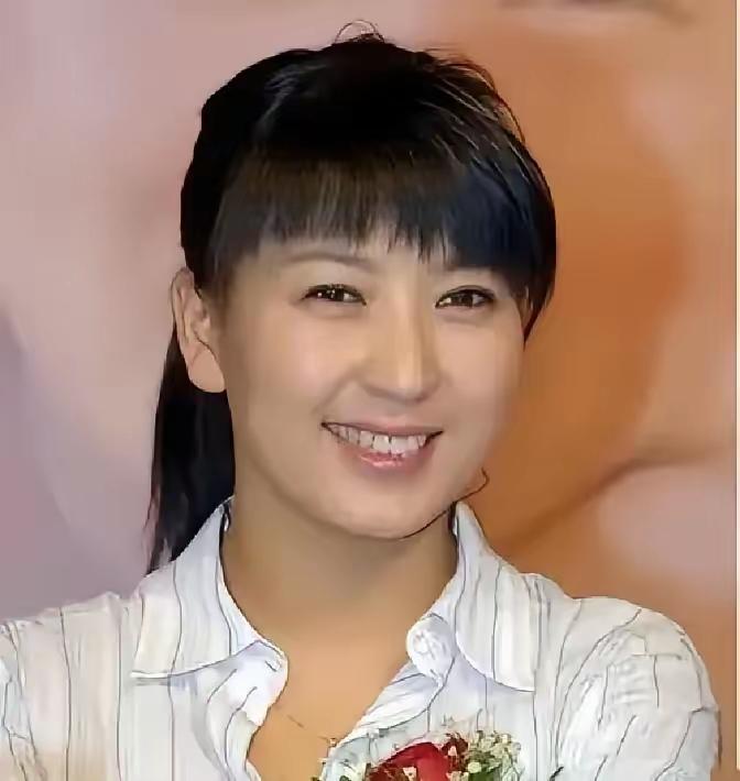 直播卖袜子第7天，闫学晶被剧组连夜退货！​她还对着手机喊“家人们冲”带