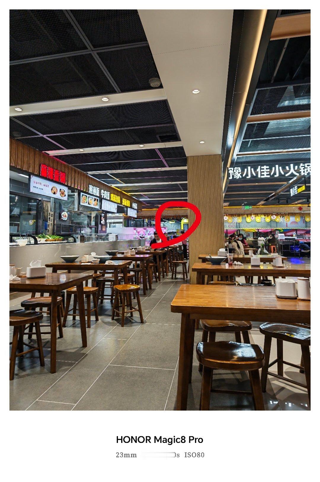 感受一下荣耀Magic8Pro的长焦成像能力图1是1x，红圈位置几乎看不到。图
