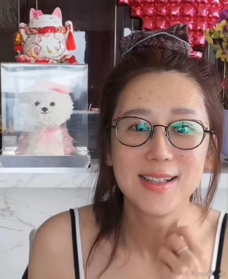陈浩民老婆蒋丽莎为了美真的是拼了。6月3日，蒋丽莎直播的时候，整个脸上都是红点点