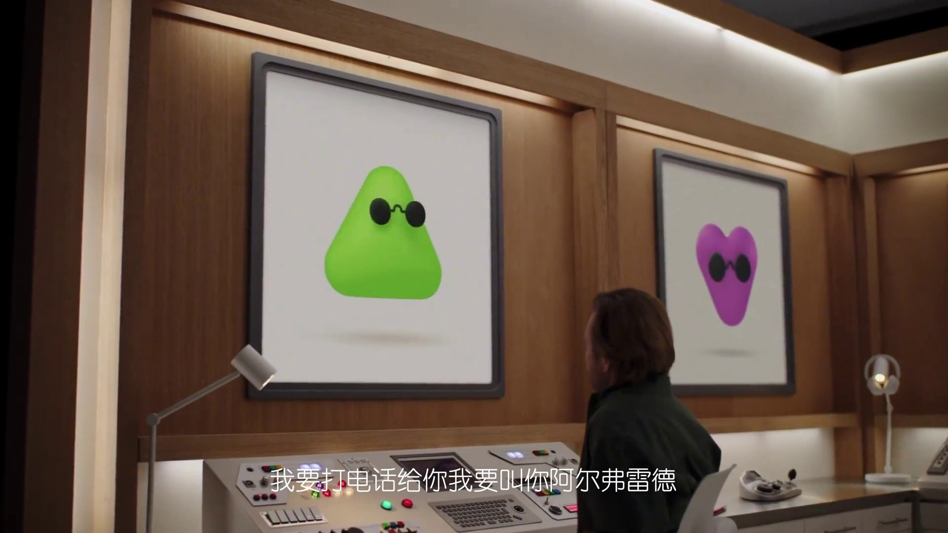 OpenAI发布了最新个人Agent——Dots 它与普通 ChatGPT 最大的区别，是从“问一句、答一句”的聊天工具，变成一个可以长期在线、持续推进任务的专属 AI 助手。
用户可以给自己的 Dot 设置名字、颜色、形状和配饰。更重要的是，它能够参考过去的对话、ChatGPT 记忆和工作笔记，逐渐了解你的偏好、决定与项目背景。即使结束对话，它也能继续跟进任务，在出现重要结果、计划变化或需要判断时主动联系你。
例如，Dot 可以根据已经确认的设计方案准备网站；发现 Teams 中出现新的消费者数据后更新汇报材料；从 Google Meet 会议记录里识别应用迁移计划，提前整理可能涉及的产品改动。它还可以持续关注收入变化、项目审批、课程报名、财务报告和日程安排，而不需要用户每次重新交代全部背景。
每个 Dot 都拥有自己的云端电脑和浏览器，即使你的电脑关闭，它仍能继续进行资料研究、数据分析、制作文档或处理软件任务。通过插件，它还可以连接 Gmail、Google Drive、Git...