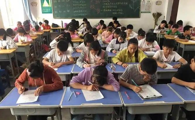 不同阶段的学霸都有什么特点？1、小学是习惯特别好，习惯好了成绩就不差；初中是态