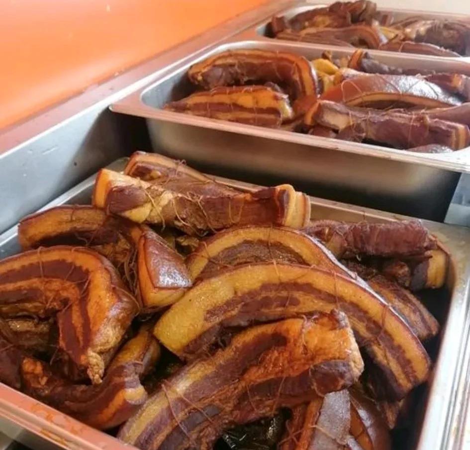 猪肉30多块钱一斤的时候把子肉8块钱一块，现在猪肉10块钱一斤把子肉还是8块钱一
