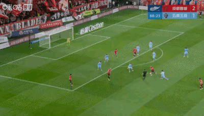再回味贺一然这个射门，妥妥的后卫出身。他明显看到鲍亚雄去封前角，也预判到费利