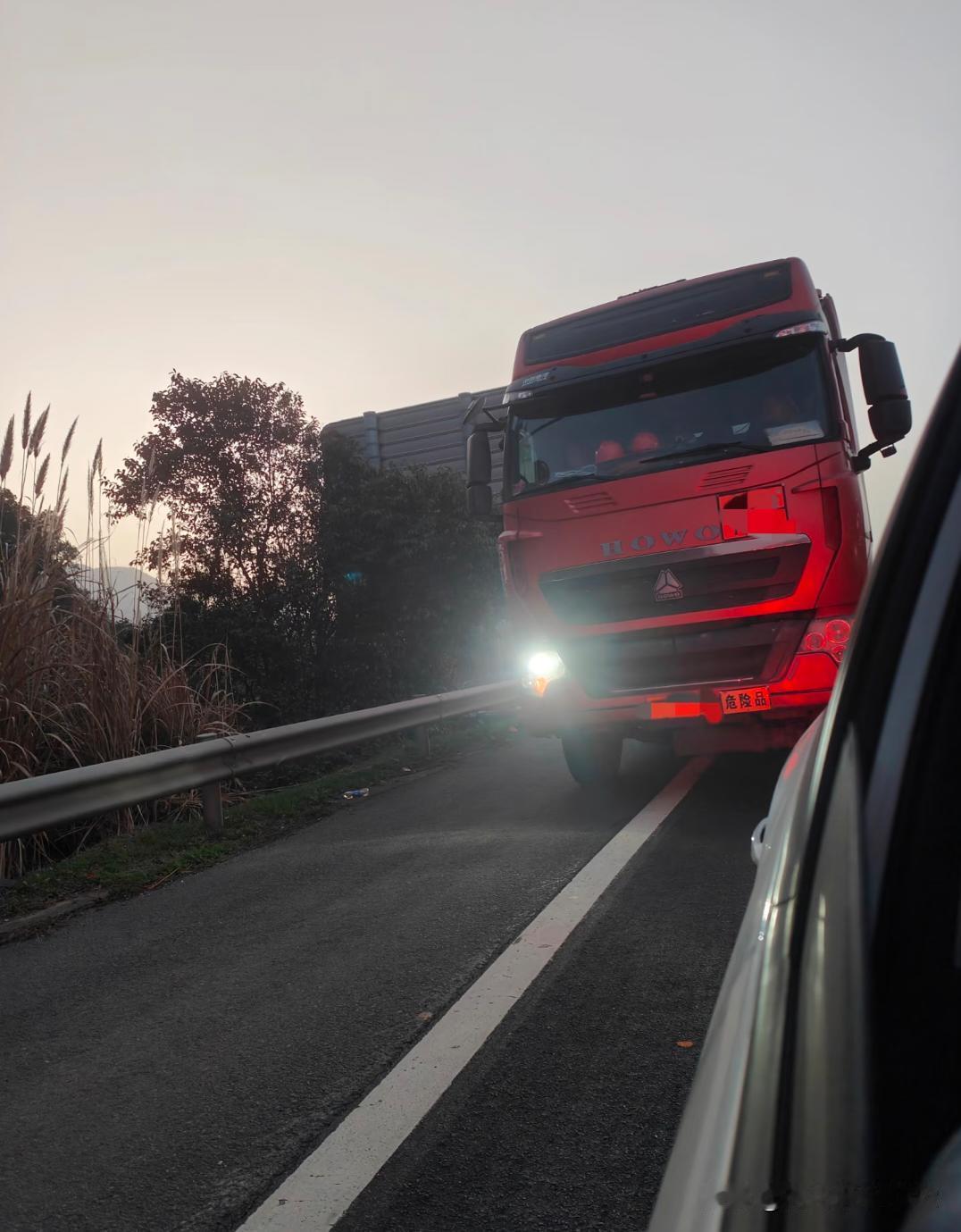 高速大堵车，应急车道正义使者来了！看不惯加塞走应急车道的大哥，全程堵住应急车道