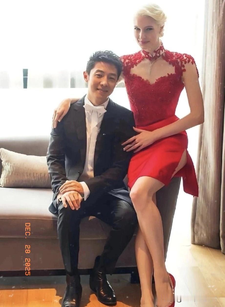 八年前，亿万豪门千金李白偏要嫁给撒贝宁，甚至不惜与父亲决裂，如今八年过去，彻底印