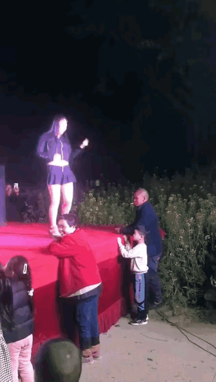 美女，你还是别跳舞了好某地农村，年轻姑娘在村上舞台载歌载舞，跳得一个欢呀！