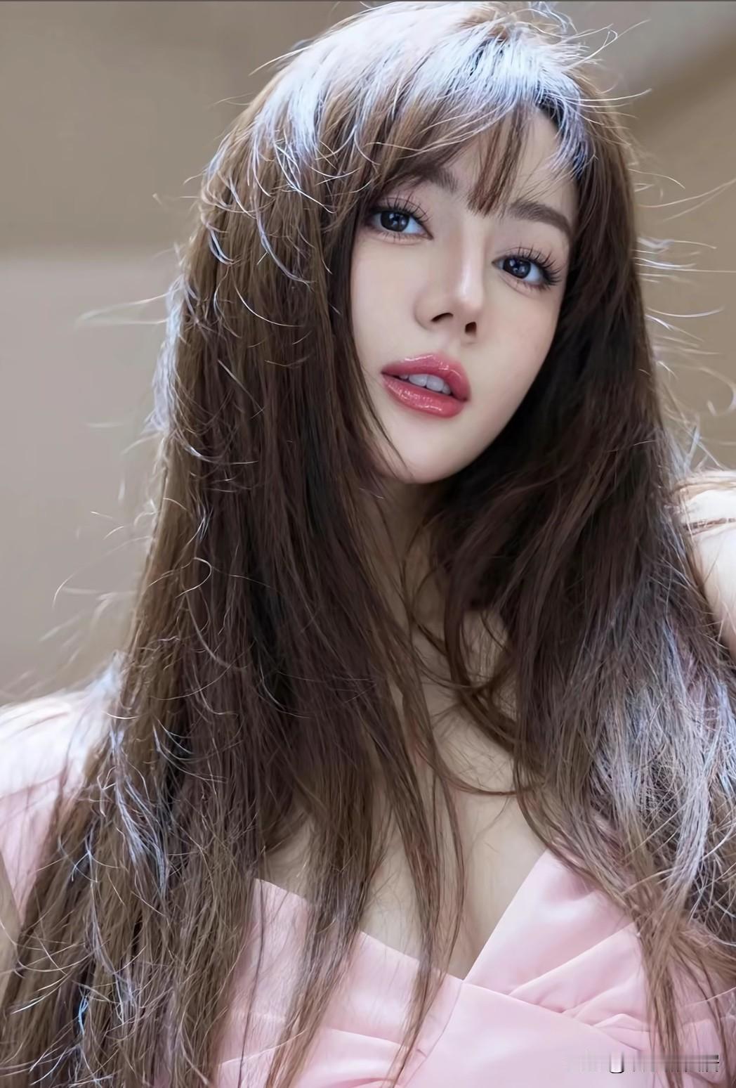 迪丽热巴也太美了，这种风格还是第一次见看着好清纯第一眼我还以为我看错了呢