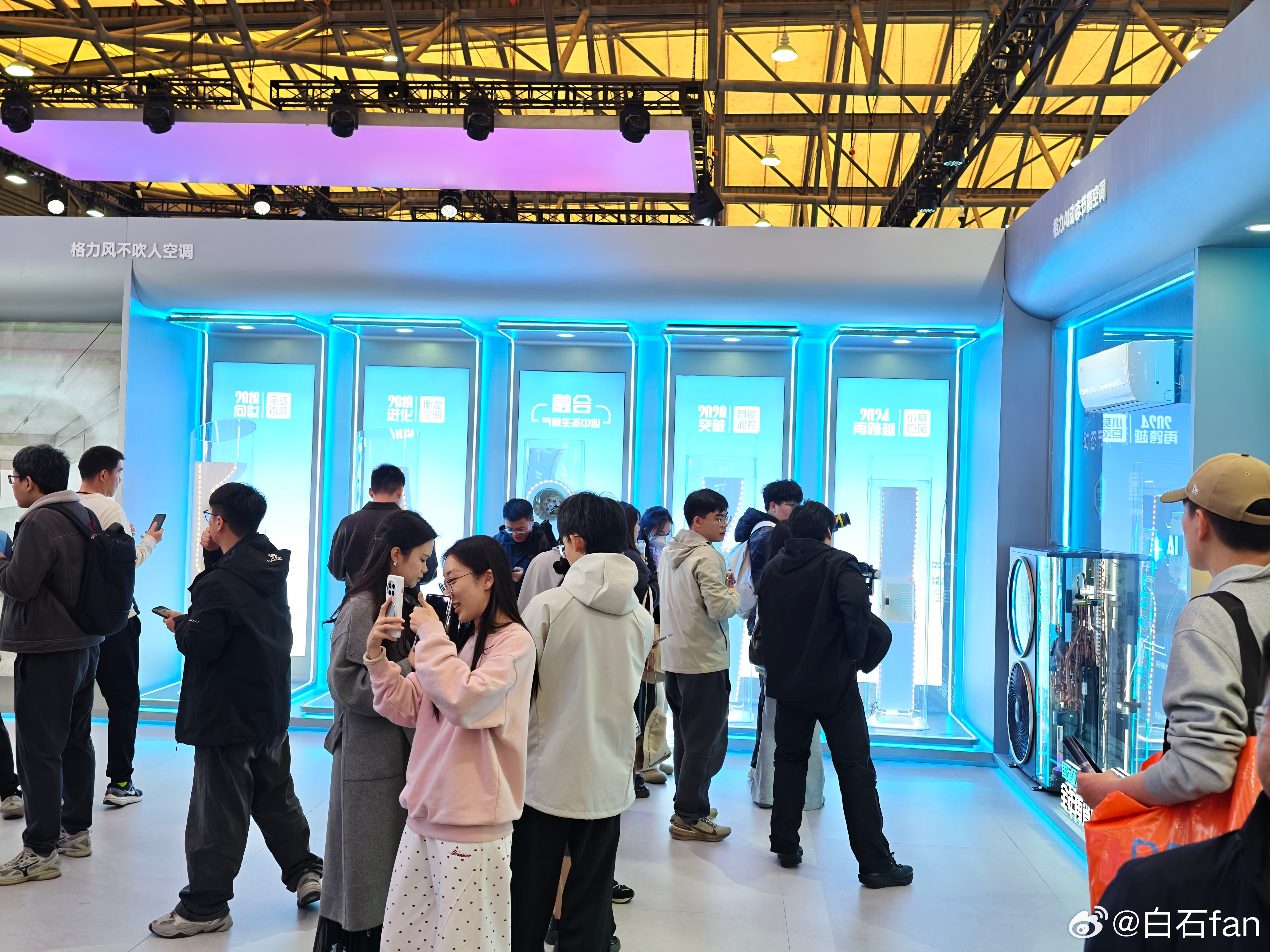 格力这次在AWE展台上放的产品不多。基本展示的都是工业流水线或者供应链方案。甚至