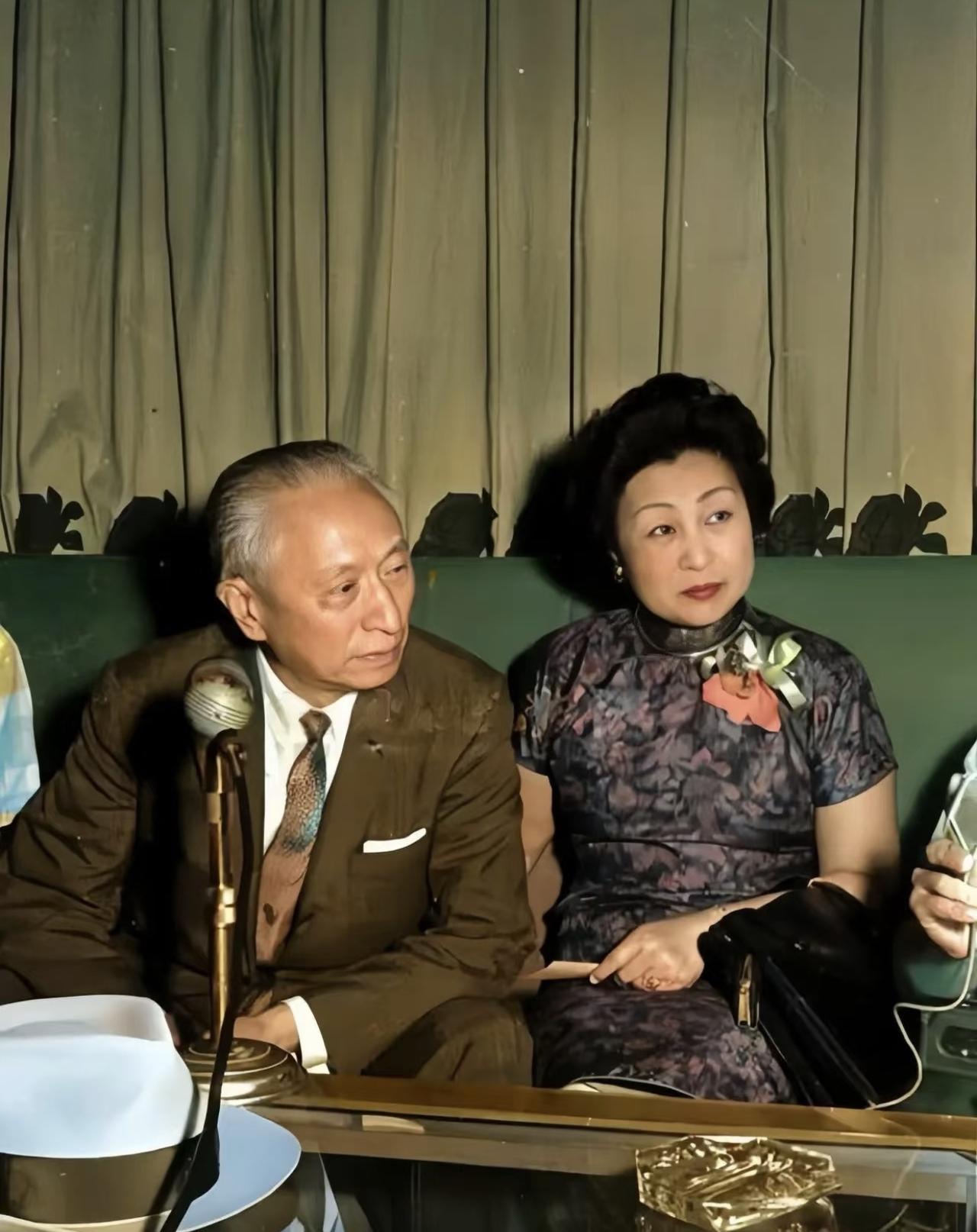 很多人以为民国名媛都是十指不沾阳春水的娇小姐，其实真不是。这张1959年的新婚采