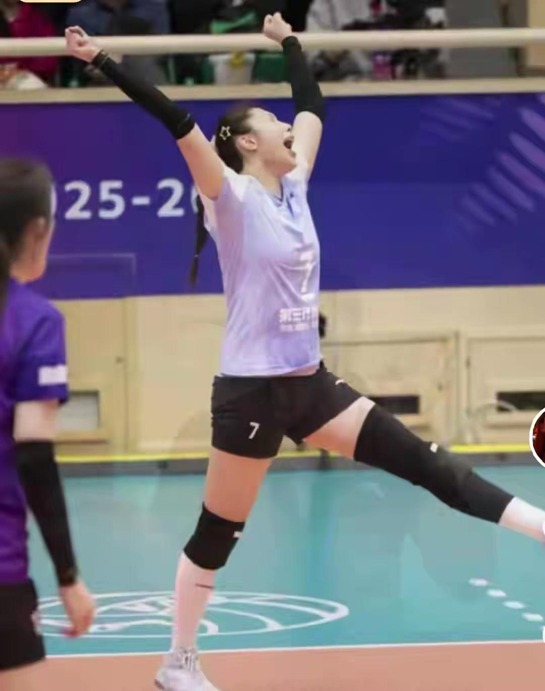 保守估计，9月份全国女排锦标赛一开打，天津女排又会借故去美国，或是什么土耳其的地