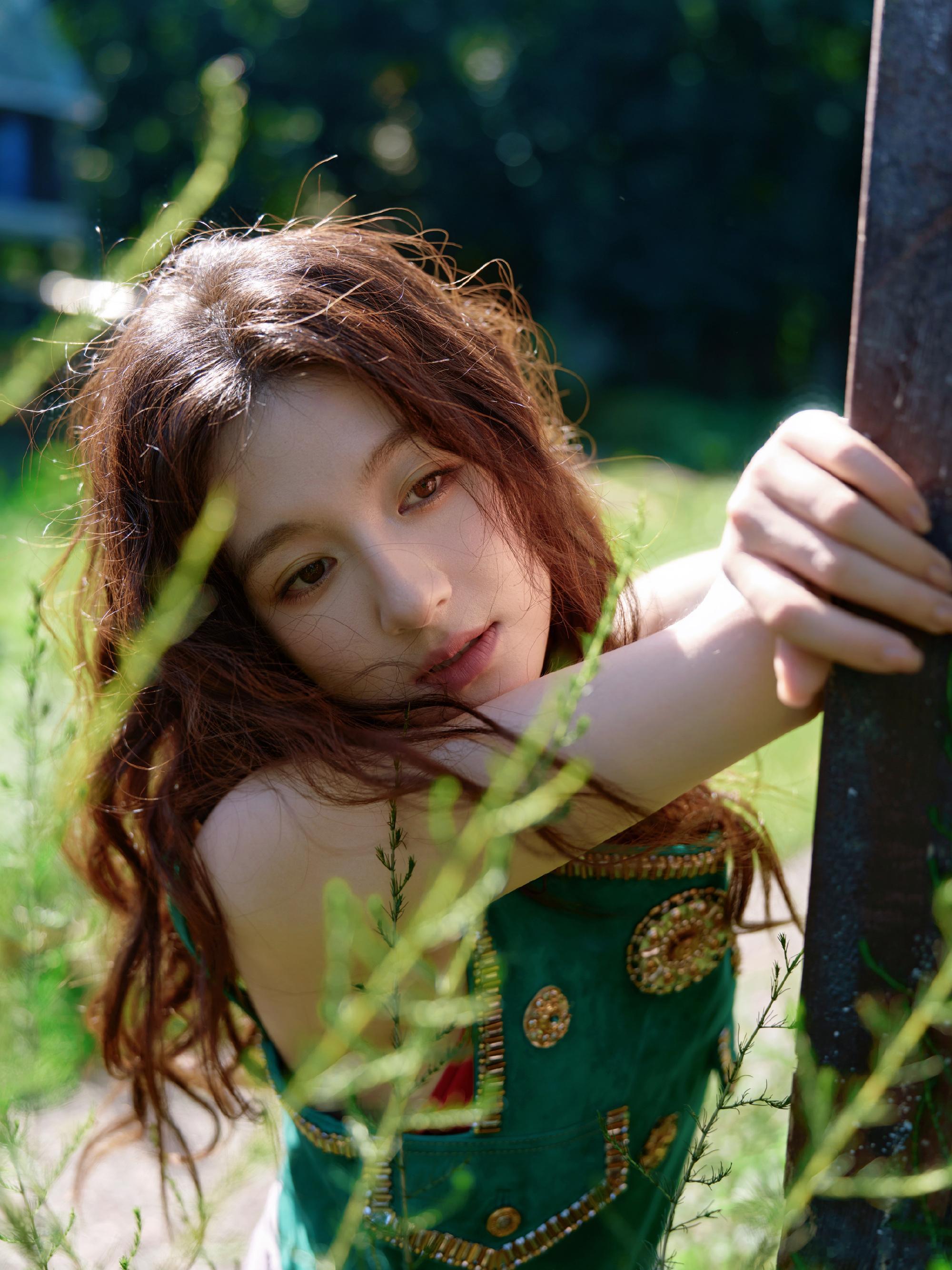 李兰迪生日拍立得李兰迪翠绿色上衣浓郁复古真的好鲜活[爱心]卷发蓬松慵懒，明媚野性