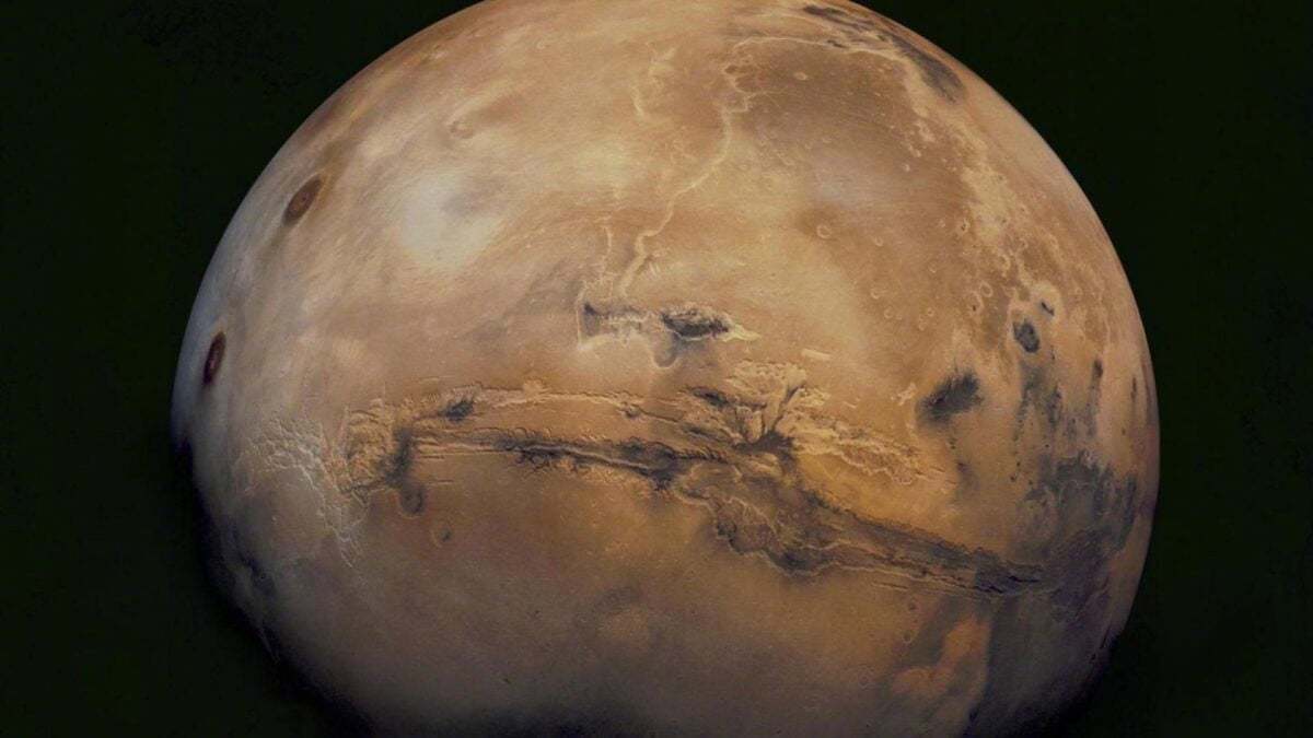 去一趟火星，单程要7到10个月。往返加上在火星停留，一套任务做完通常要两年半。但