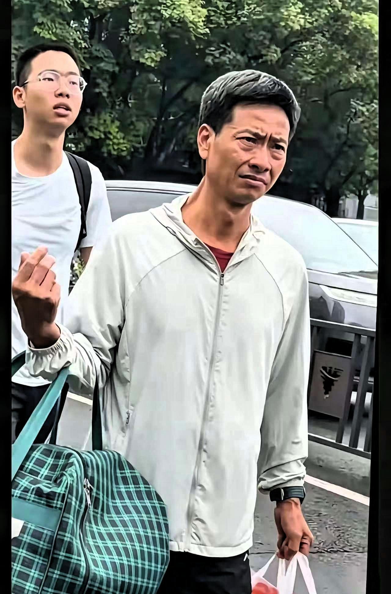 浙大开学现场，本该是全家扬眉吐气的大喜日子，可这位送孩子报到的父亲，却让人看着心