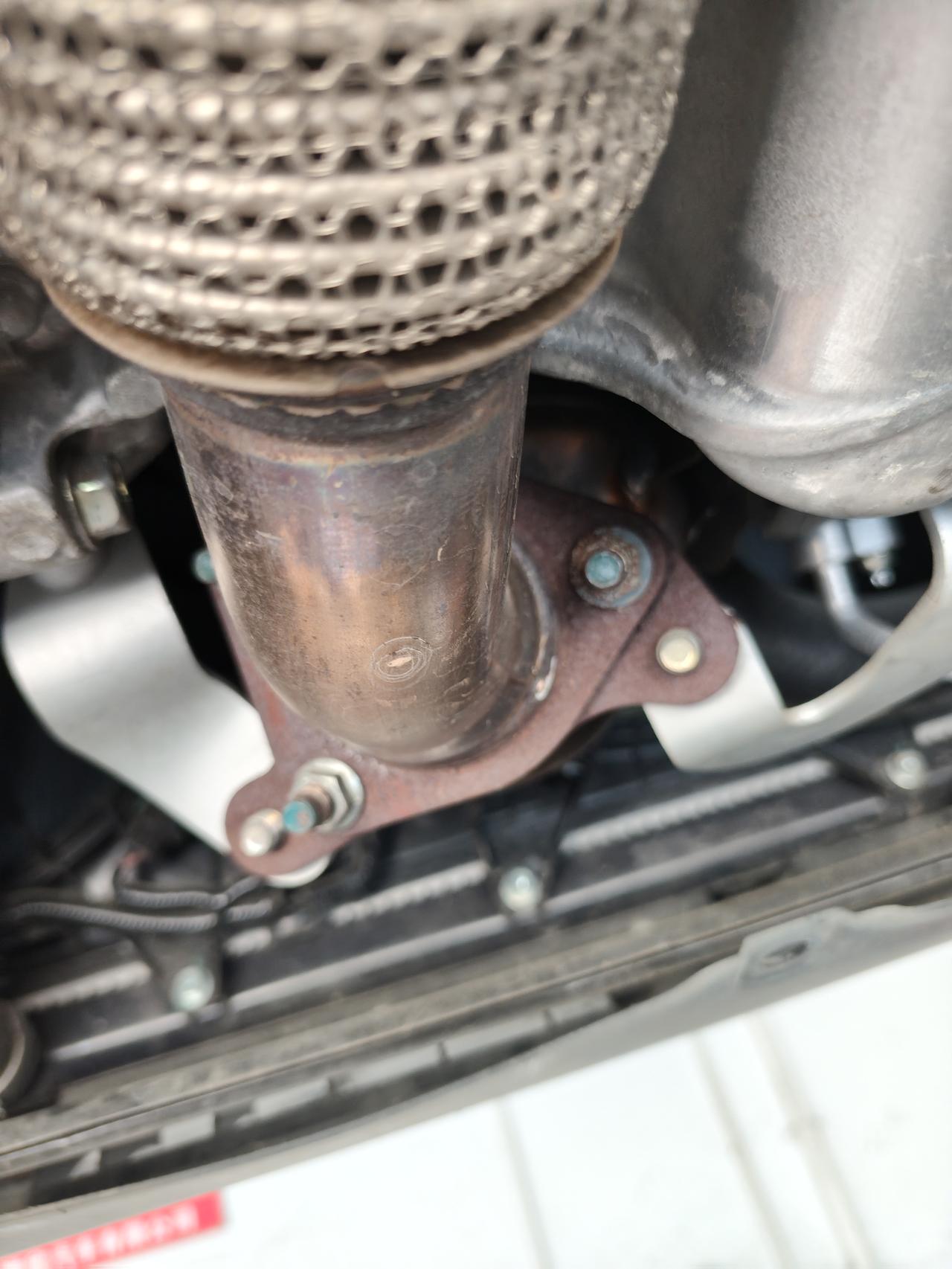 要换的，汽车轮胎除了里程磨损之外，还有一个就是橡胶正常老化，如果你停车的环境很好