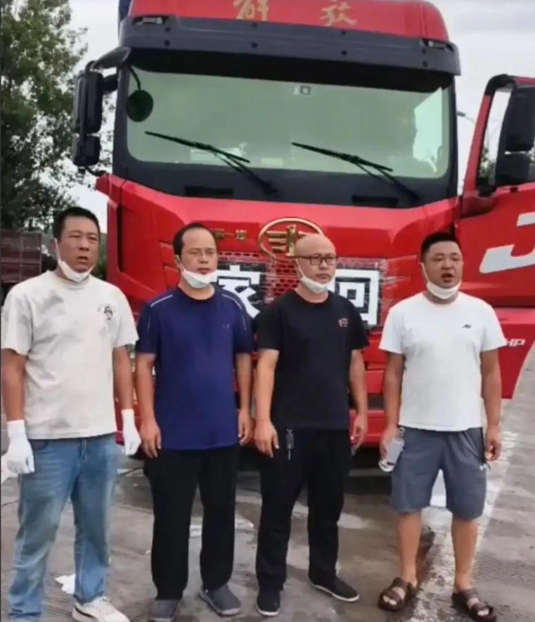 泪目了，陕西服务区，一辆货车停了三天没人动。工作人员打开门才发现，34岁司机早已