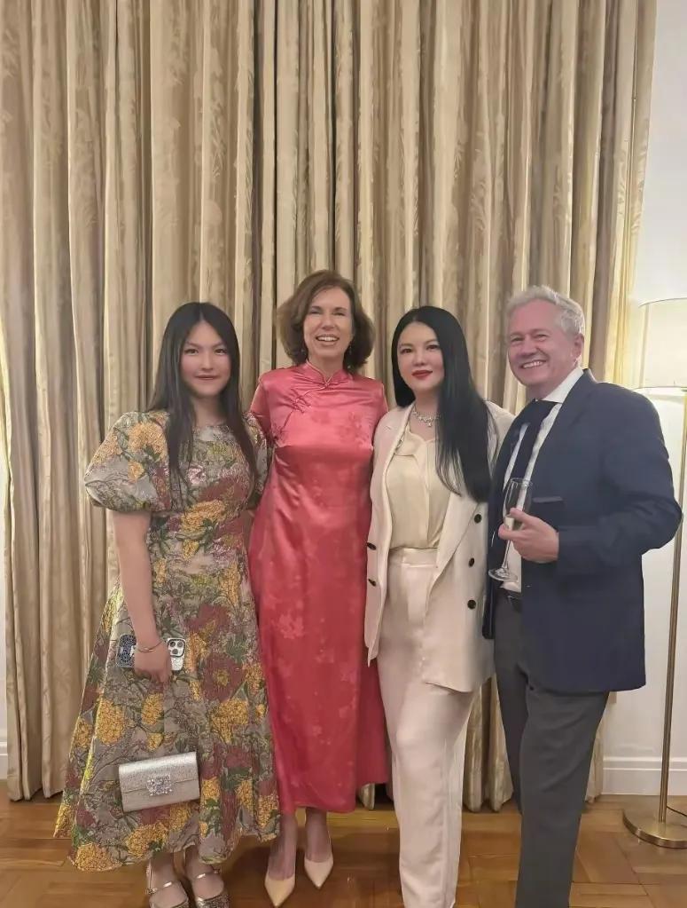 李湘带王诗龄参加英国晚宴，托举式育儿再引争议李湘又带王诗龄参加英国贵族晚宴