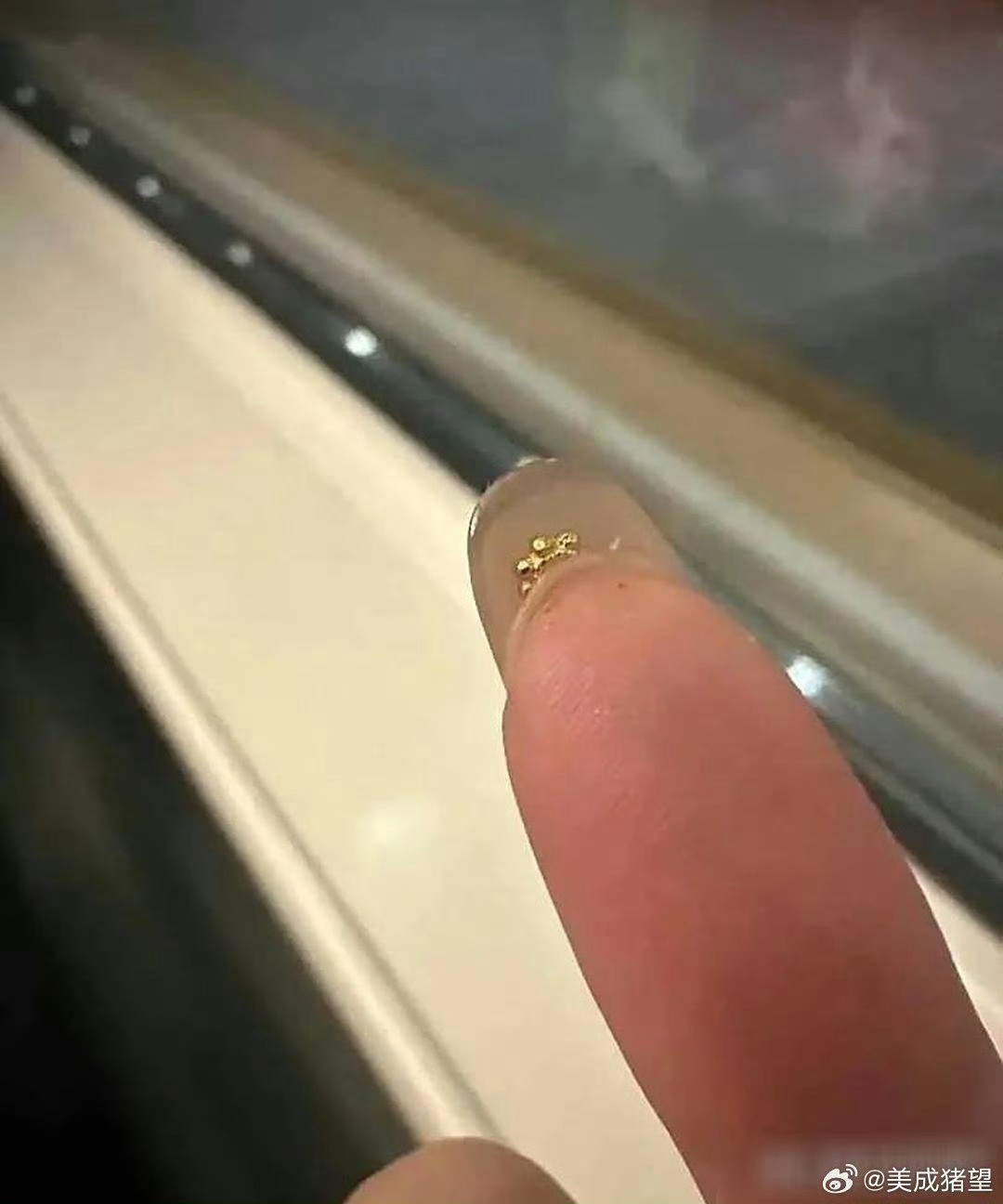 怪不得金店不许留指甲呢
