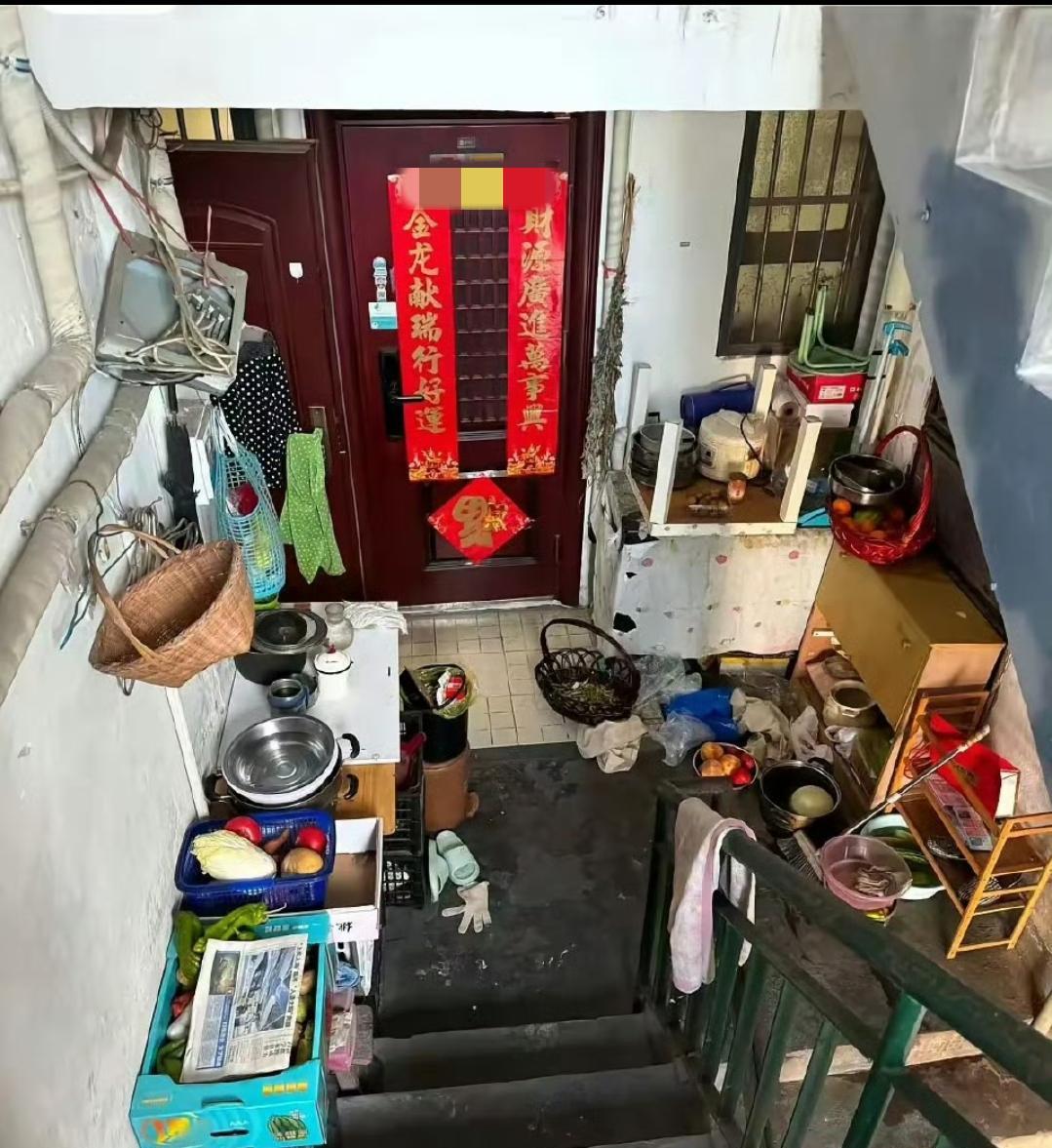 遇到这样的邻居，真的让人很无语，把楼梯间公共区域变成了他家的厨房。本来楼梯间就